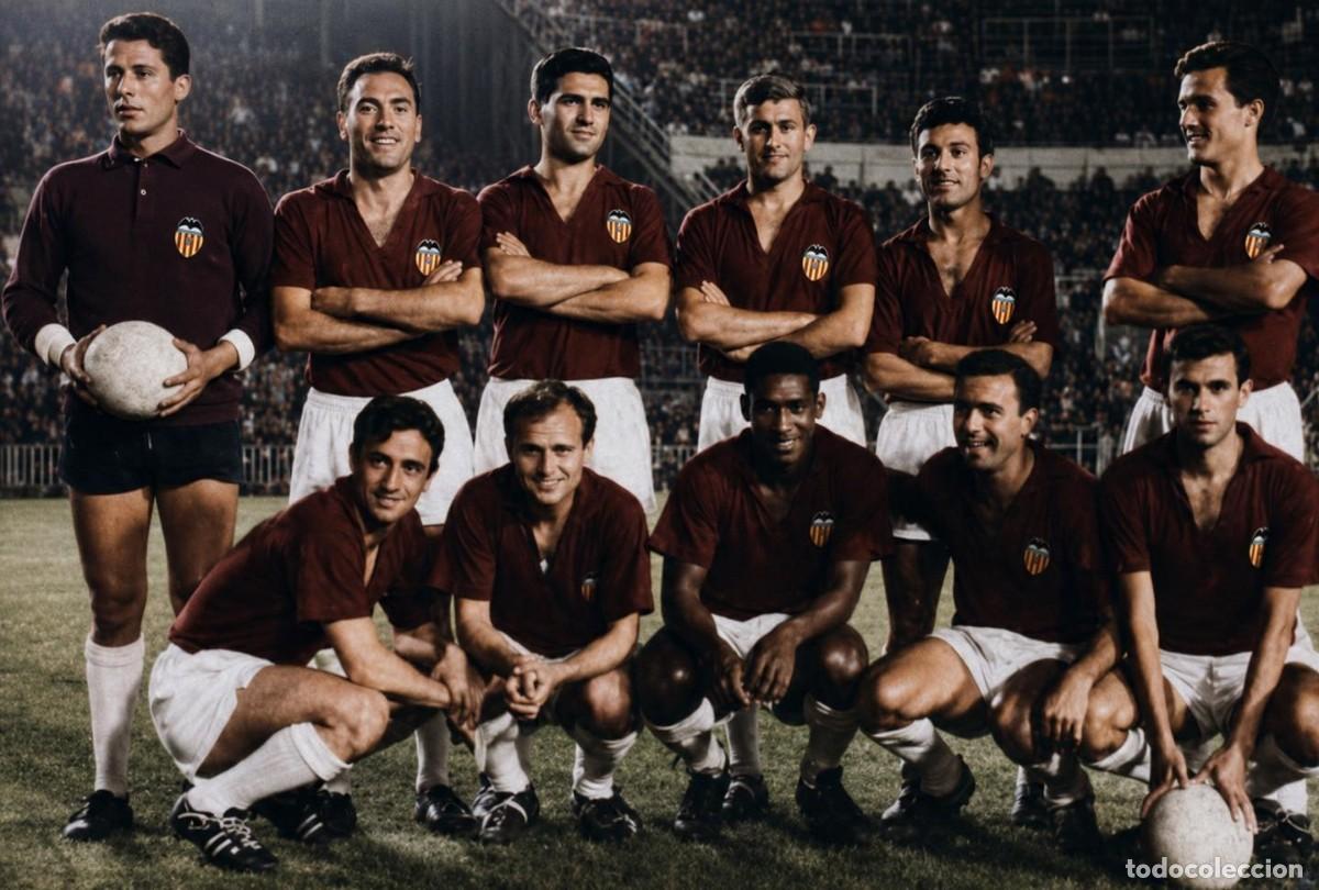 Coleccionismo deportivo: VALENCIA C.F. ALINEACI&Oacute;N TROFEO NARANJA 1964 EN MESTALLA VS NACIONAL MONTEVIDEO. FOTO