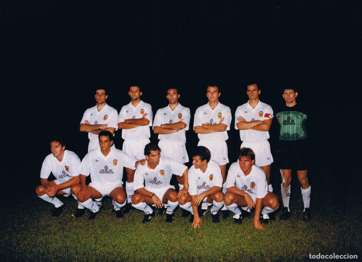 Coleccionismo deportivo: VALENCIA C.F. ALINEACI&Oacute;N PARTIDO AMISTOSO 1990 EN EL CLARIANO VS EL ONTENIENTE. FOTO