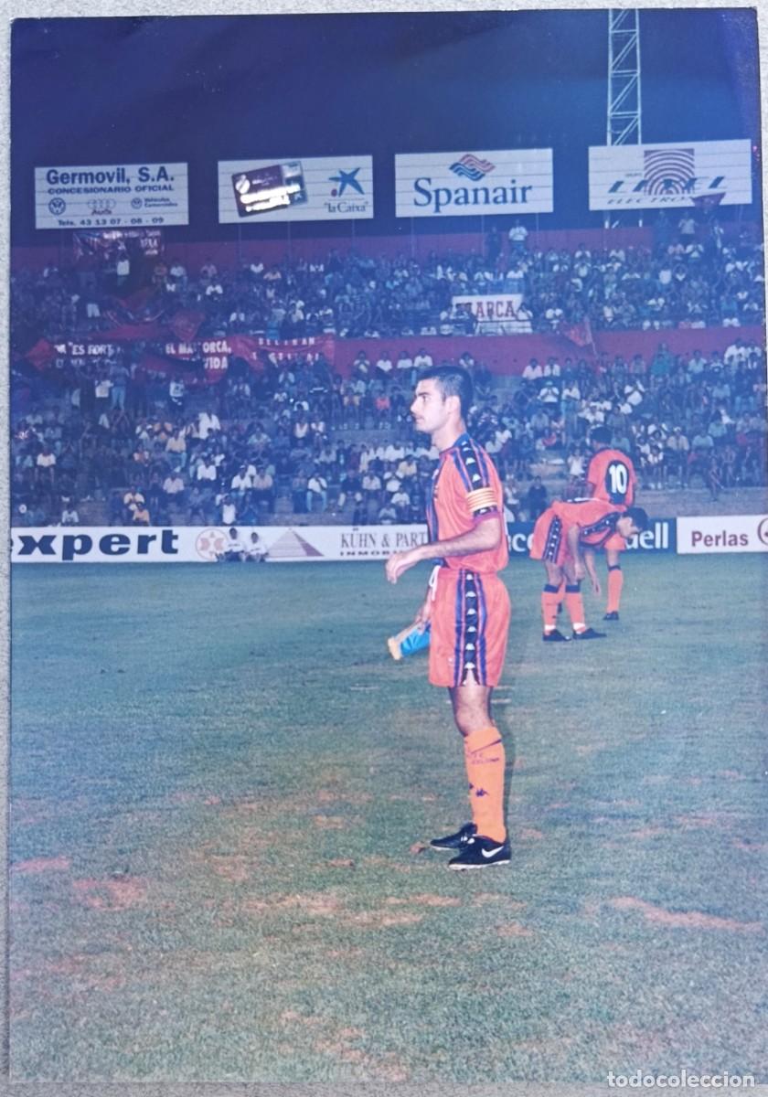 Coleccionismo deportivo: FOTO ORIGINAL DE JOSEP GUARDIOLA EN EL LUIS SITJAR. BAR&Ccedil;A, REAL MALLORCA.