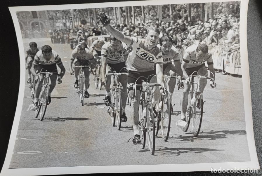 Collectionnisme sportif: MICHAEL WRIGHT VENCEDOR ENTRA EN LA META DE SALOU (TARRAGONA) VUELTA CICLISTA A ESPA&Ntilde;A 1968, FOTO