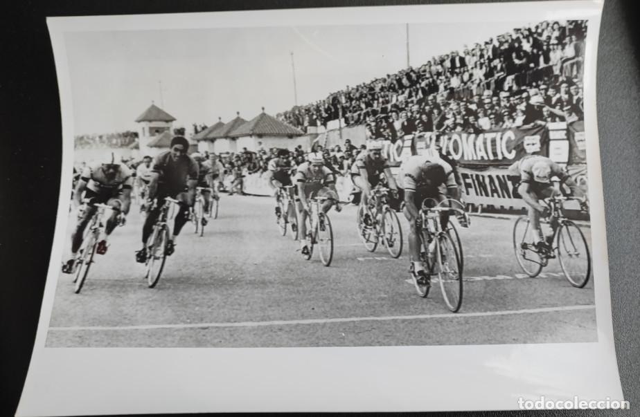 Sports collectibles: ETAPA SALOU VINAROZ, VUELTA CICLISTA A ESPA&Ntilde;A 1968, RUDI ALTIG VENCE AL SPRINT, TELEFOTO