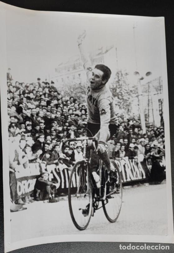 Sammelleidenschaft Sport: VUELTA CICLISTA A ESPA&Ntilde;A 1968 VITORIA, EL ESPA&Ntilde;OL EDUARDO CASTELL&Oacute; ENTRANDO EN LA META, TELEFOTO