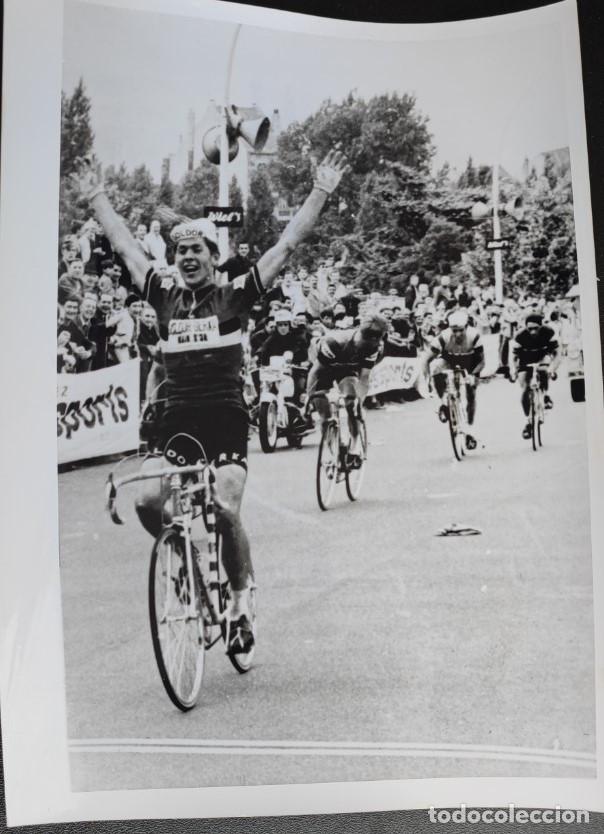 Collectionnisme sportif: TOUR DE FRANCIA 1968, VLAEMINK LEVANTA LOS BRAZOS COMO SE&Ntilde;AL DE VICTORIA AL CRUZAR LA META, TELEFOTO