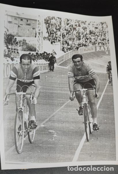 Sammelleidenschaft Sport: TOUR DE FRANCIA 1968 BESANCON, HUYSMANS ENTRANDO EN LA META SEGUIDO DE GRAIN Y AURELIO GONZALEZ, TEL