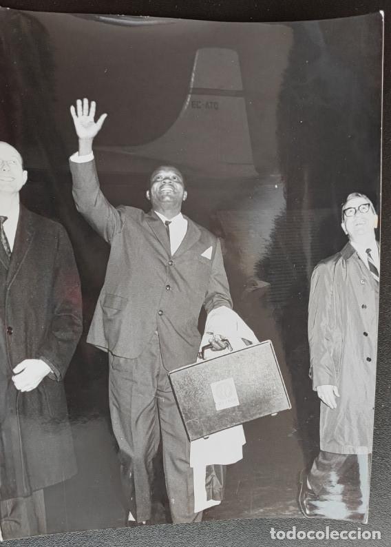 Sammelleidenschaft Sport: LLEGA A ESPA&Ntilde;A EL MINISTRO DE EDUCACION DE GUINEA JOSE NSUE RECIBIDO POR PERSONALIDADES, 1969,FOTO