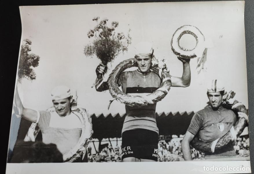 Colecionismo desportivo: CARRERA DE LA PAZ 1968, PRAGA, VENCEDORES DE LA ETAPA BLAWDZIN, SCHOETERS Y SANTAMBROGIO, FOTO