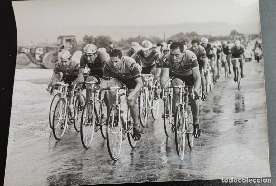 Collectionnisme sportif: VUELTA CICLISTA A ESPA&Ntilde;A 1968 MADRID, DOMINGO PERURENA Y OTROS BAJO UNA INTENSA LLUVIA CAMINO DE MA