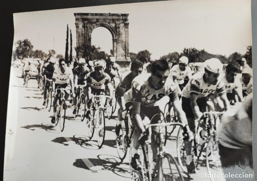 Colecionismo desportivo: VUELTA CICLISTA A ESPA&Ntilde;A 1968 , SALOU, VENCEDOR MICHAEL WRIGHT, FOTO A SU PASO POR EL ARCO DE BARA