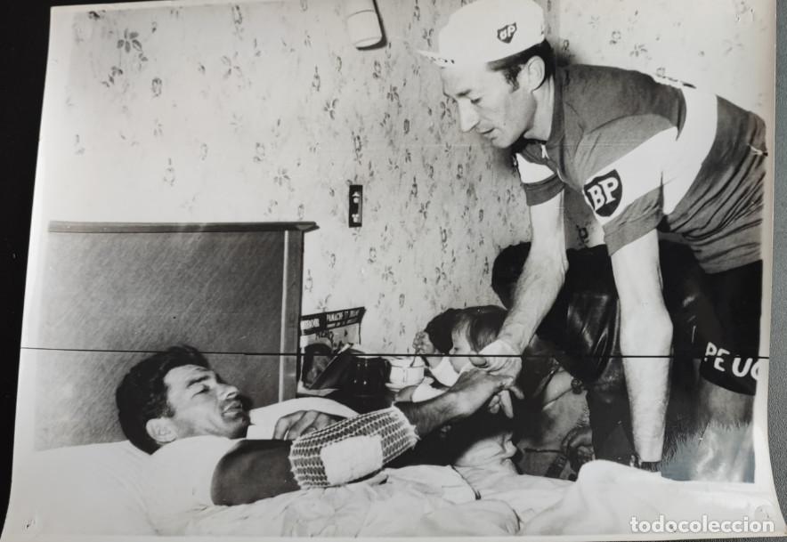 Sammelleidenschaft Sport: TOUR DE FRANCIA 1968, RAYMOND POULIDOR EN LA CAMA TRAS EL ACCIDENTE ROGER PINGE&Oacute;N ACUDE A DESPEDIRSE