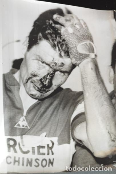 Sammelleidenschaft Sport: TOUR DE FRANCIA 1968, CAIDA DE RAYMOND POULIDOR QUE FUE LLEVADO AL HOSPITAL