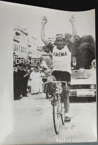 Collezionismo sportivo: GIRO DE ITALIA 1968 VITTORIO VENETO, LINO FARISATO VENCEDOR EN LA ETAPA CRUZANDO LA META, TELEFOTO