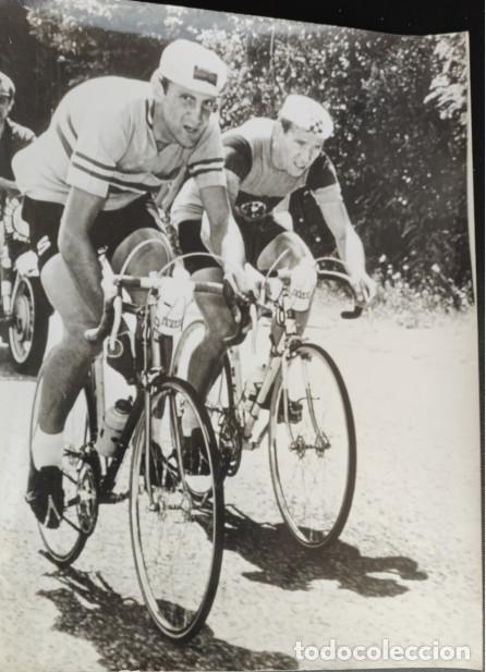 Collezionismo sportivo: TOUR DE FRANCIA 1967 LIMOGES, ANDREAS TROCHE Y EL ESPA&Ntilde;OL TONIO LINARES TIRANDO CON FUERZA, TELEFOTO
