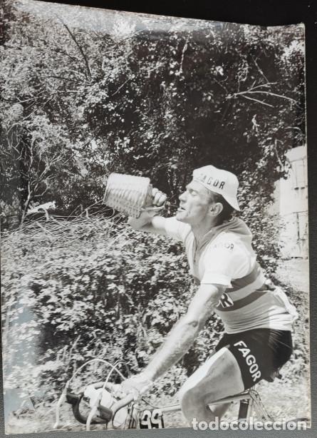 Collezionismo sportivo: TOUR DE FRANCIA 1967 LUCHON, EL ESPA&Ntilde;OL VENTURA DIAZ BEBE AGUA FRESCA DESDE UNA GARRAFA, FOTO