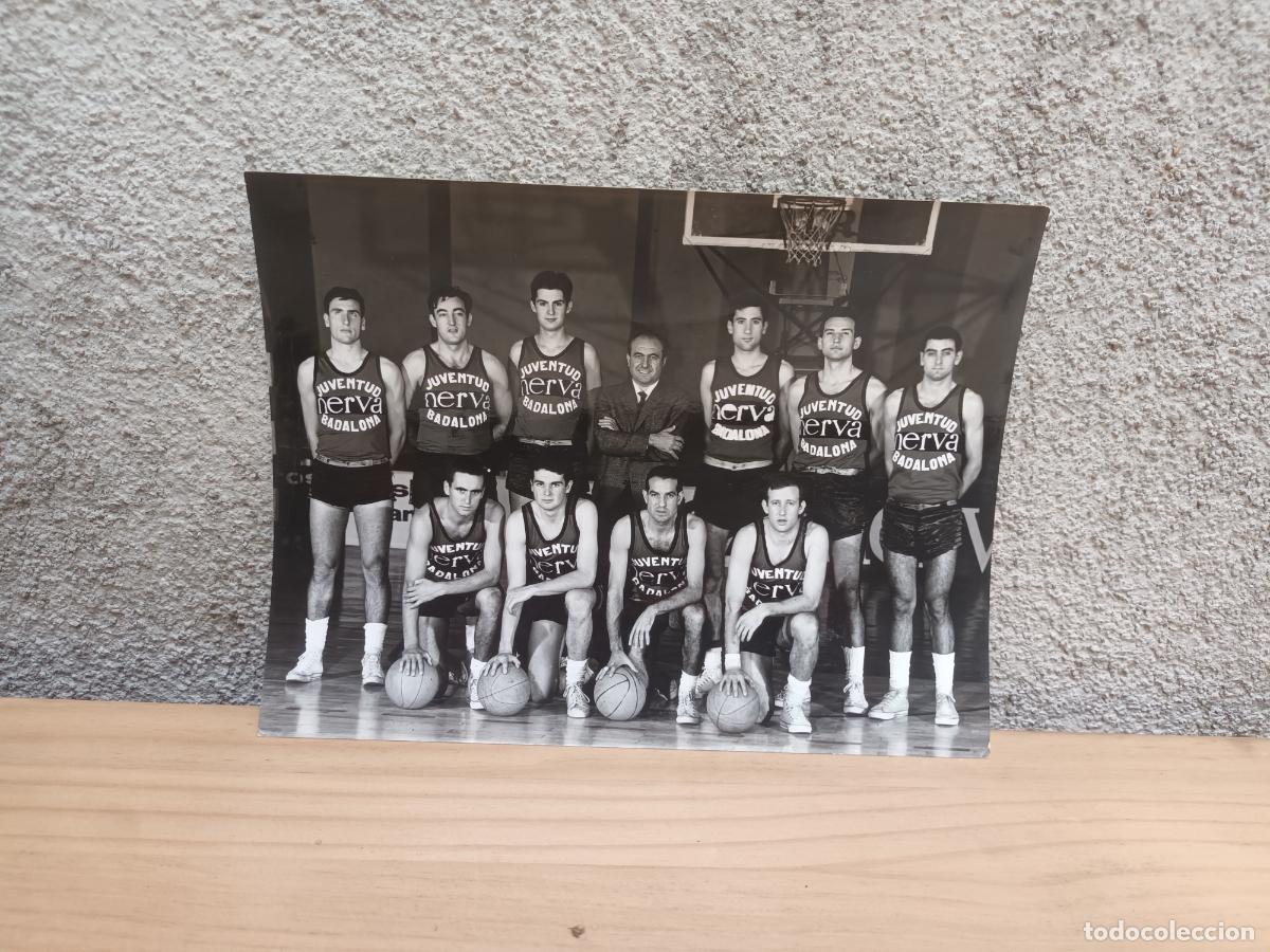 Collezionismo sportivo: FOTOGRAF&Iacute;A PLANTILLA CLUB BALONCESTO JUVENTUD BADALONA NERVA. A&Ntilde;OS 60 / 70. JOVENTUT