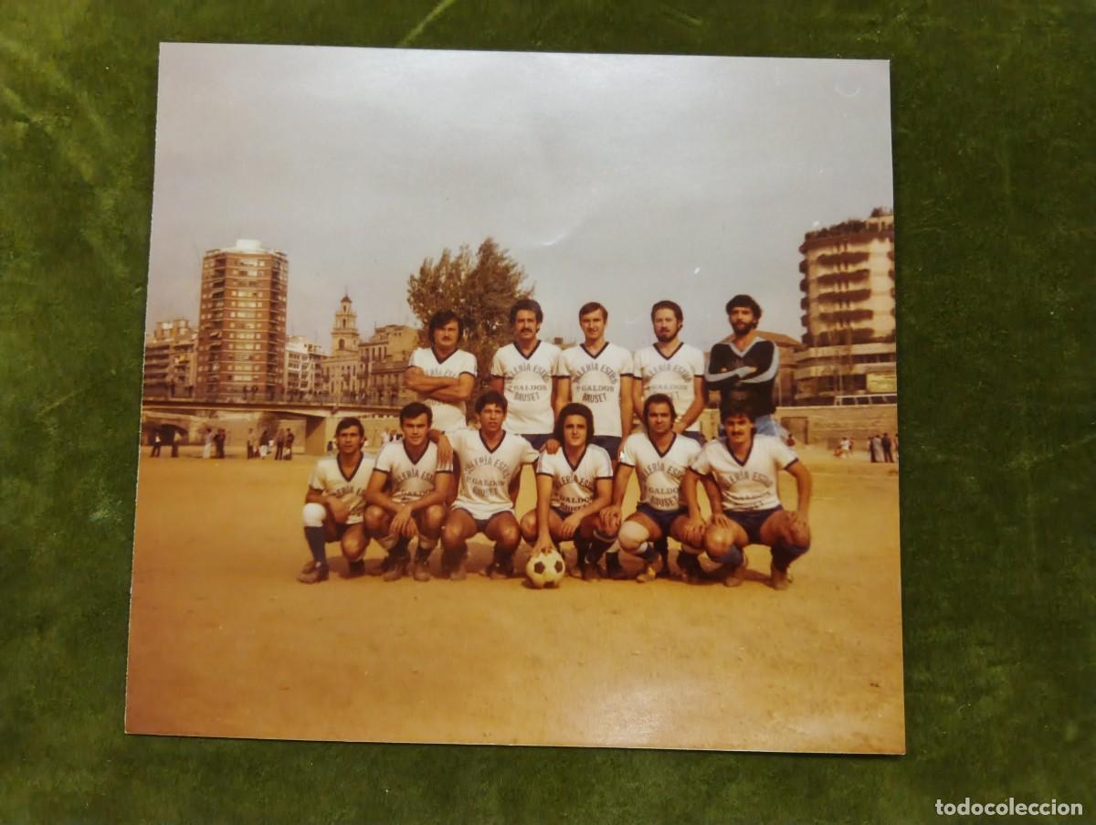 Coleccionismo deportivo: FOTO ALINEACION EQUIPO FUTBOL AMATEUR EN ANTIGUO CAUCE DEL TURIA - SILLERIA ESTILO BAUSET P. GALDON