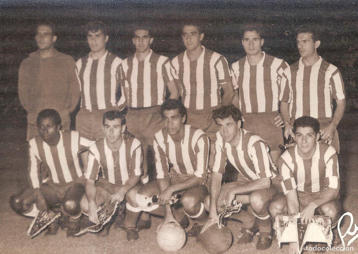 Sports collectibles: FOTO POSTAL AT MADRID TROFEO CARRANZA 1961