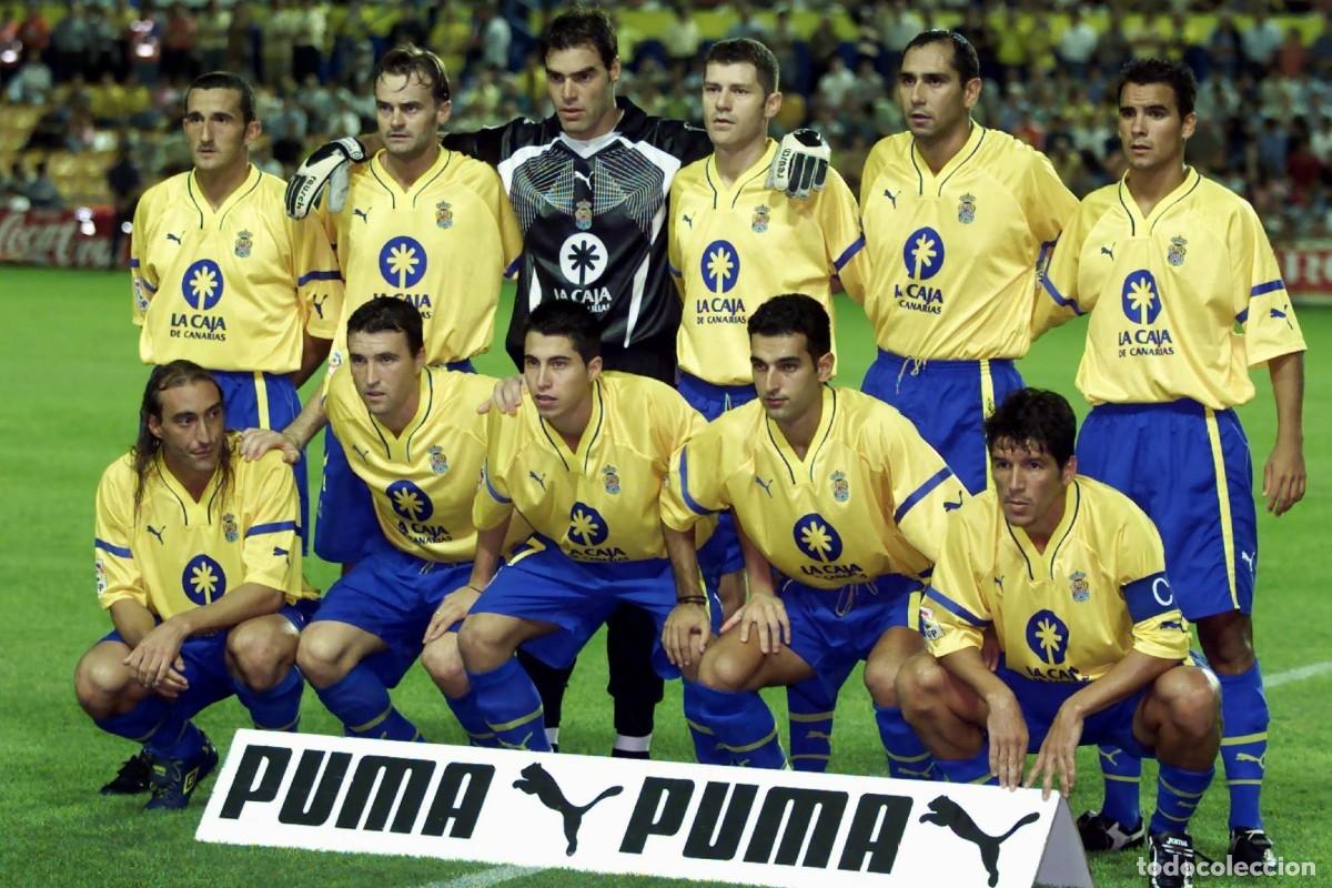 Coleccionismo deportivo: U.D. L. PALMAS. ALINEACI&Oacute;N PARTIDO DE LIGA 2001-2002 EN EL INSULAR VS R. MADRID. FOTO
