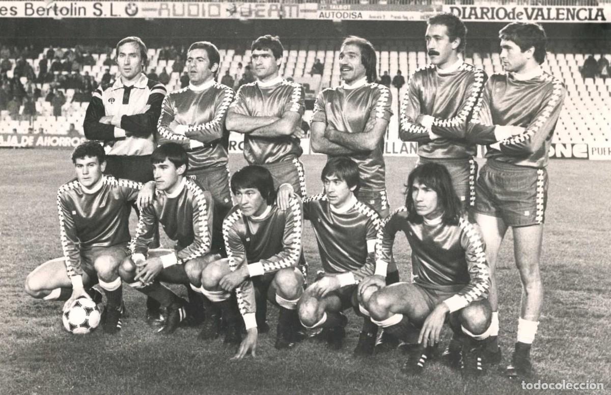 Coleccionismo deportivo: R. BETIS B. ALINEACI&Oacute;N PARTIDO DE LIGA 1981-1982 EN MESTALLA VS EL CASTELL&Oacute;N. FOTO