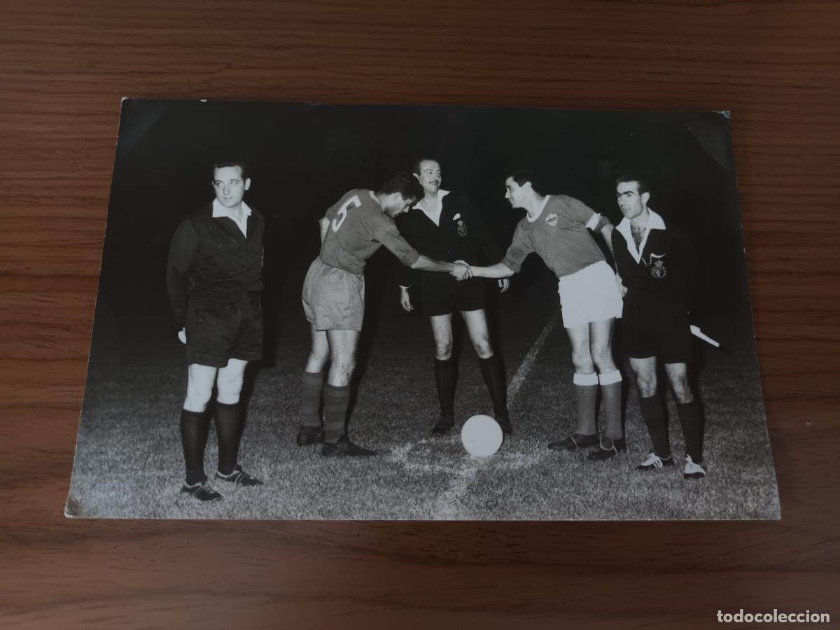 Coleccionismo deportivo: ANTIGUA FOTOGRAFIA ARBITRO CON CAPITANES. PARTIDO FUTBOL UNIO ESPORTIVA LLEIDA.