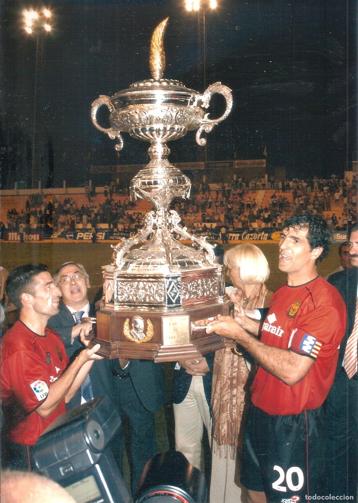Coleccionismo deportivo: FOTOGRAF&Iacute;A RCD MALLORCA CAMPE&Oacute;N TROFEO CARRANZA 2002