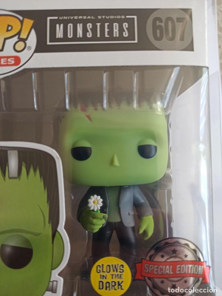 Funko Pop: Funko Pop! Frankenstein con flor 607 (GITD) - Universal Studios Monsters + caja protectora - Foto 2