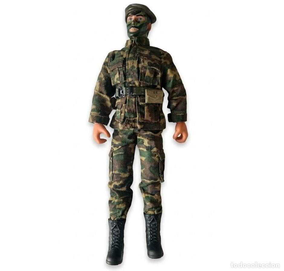 Geyperman: Maniqu&iacute; Power Team con uniforme de camuflaje. Cintur&oacute;n, cargadores y cantimplora de Drag&oacute;n