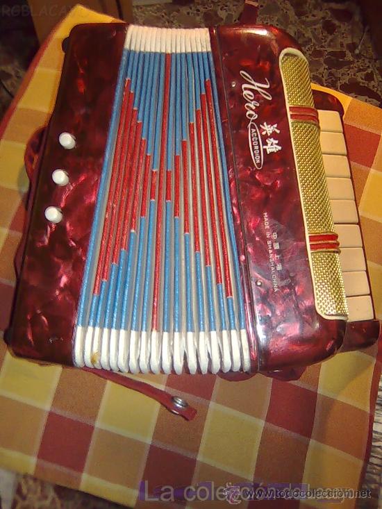 Instrumentos musicales: BONITO Y ANTIGUO ACORDEON MARCA HERO - Foto 1