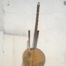 Instrumentos musicales: GUITARRA DE CALABAZA Y MADERA GRANDE
