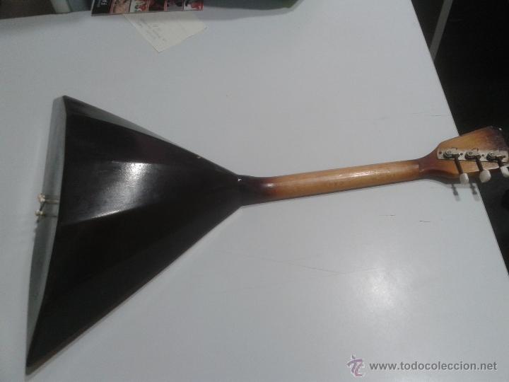 Instrumentos musicales: antigua balalaika - Foto 2