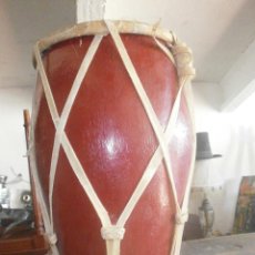 Instrumentos musicales: TAMBOR AFRICANO DOBLE, MADERA COLOR ROJO Y CUERO NATURAL ALTURA 35 CM. BOCA 21 Y 15 CM. BUEN ESTADO