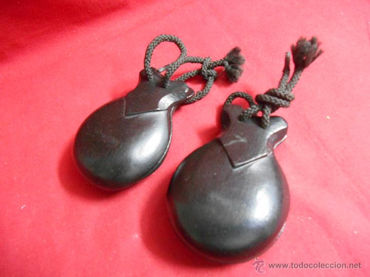 Instrumentos musicales: PAREJA DE CASTA&Ntilde;UELAS DE MADERA - Foto 1