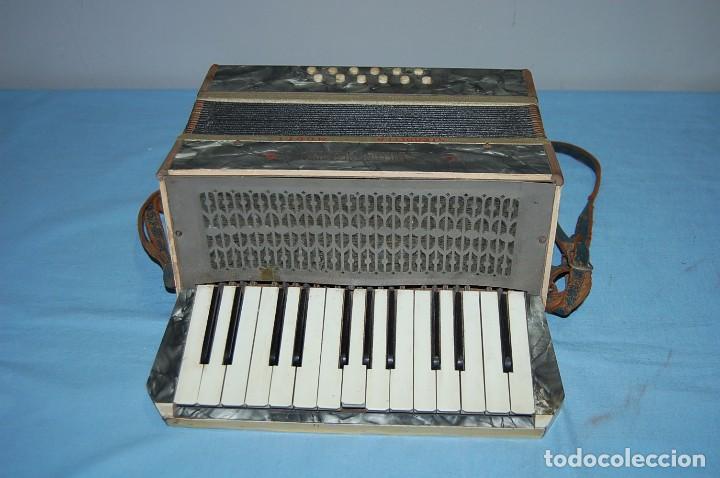 Instrumentos musicales: ANTIGUO ACORDE&Oacute;N - Foto 1