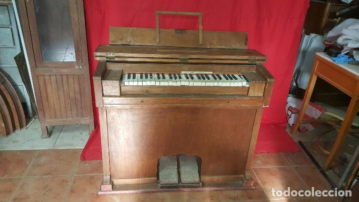 Instrumentos musicales: W Antiguo armonio en funcionamiento. - Foto 2