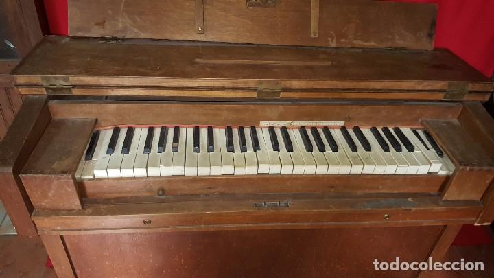 Instrumentos musicales: W Antiguo armonio en funcionamiento. - Foto 3