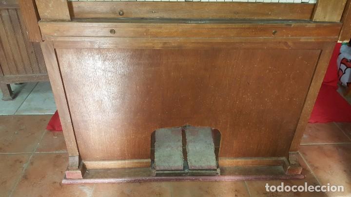 Instrumentos musicales: W Antiguo armonio en funcionamiento. - Foto 4