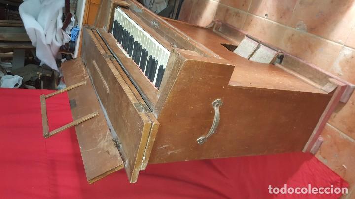 Instrumentos musicales: W Antiguo armonio en funcionamiento. - Foto 5