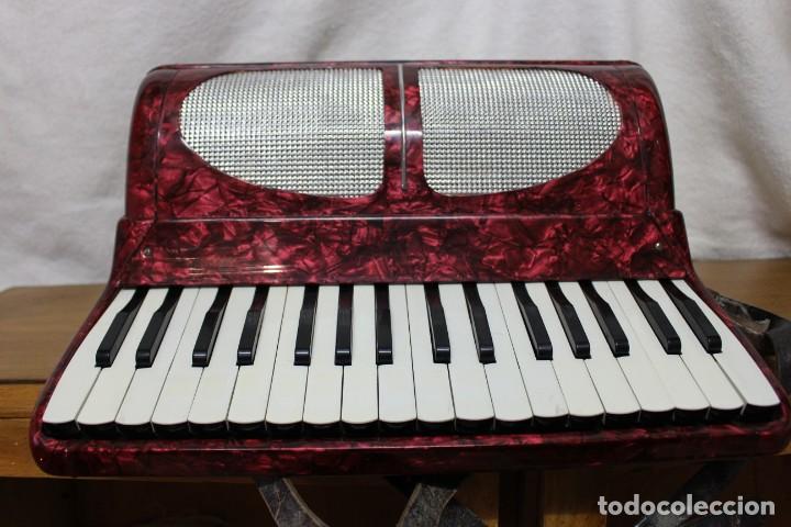 Instrumentos musicales: Acrode&oacute;n con funda - Foto 2