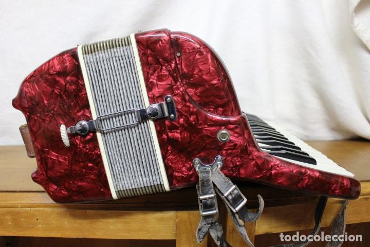 Instrumentos musicales: Acrode&oacute;n con funda - Foto 3