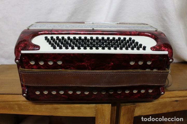 Instrumentos musicales: Acrode&oacute;n con funda - Foto 4