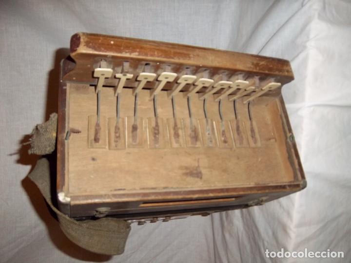 Instrumentos musicales: Bonito acorde&oacute;n antiguo - Foto 3