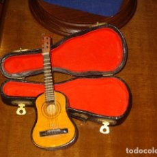 Instrumentos musicales: PEQUEÑA GUITARRA DECORATIVA ARTESANAL.