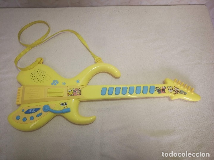 Instrumentos musicales: Bob Esponja_Guitarra de Simba_a&ntilde;o 2010 COMO NUEVA!!! - Foto 1