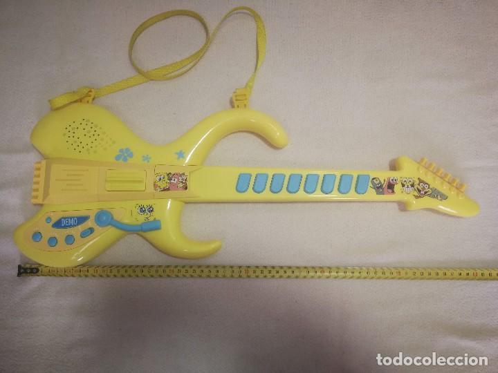 Instrumentos musicales: Bob Esponja_Guitarra de Simba_a&ntilde;o 2010 COMO NUEVA!!! - Foto 2