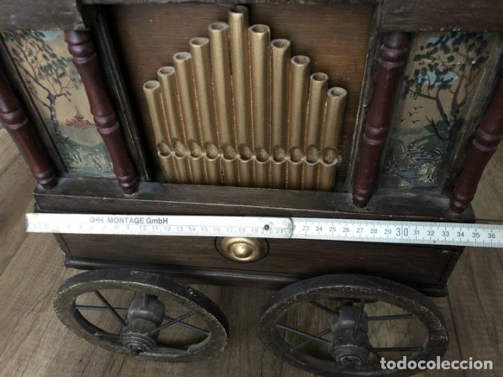 Instrumentos musicales: ANTIGUO, ORGANO BARRIL manivela o manubrio SIGLO XX 48x46x30 cm pieza museo cinco cintas 1970 EUROS - Foto 8 - 172720255