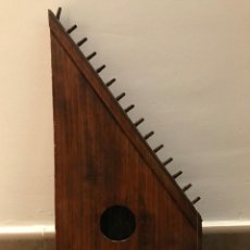 Instrumentos musicales: CÍTARA COLOMBINA (CA. 1950) · JACINTA GIL RONCALÉS