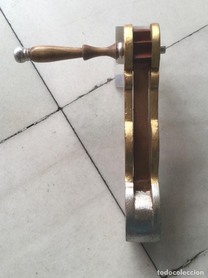 Instrumentos musicales: Carraca de madera artesanal. Antigua. - Foto 3