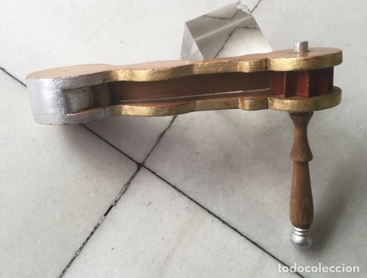 Instrumentos musicales: Carraca de madera artesanal. Antigua. - Foto 1