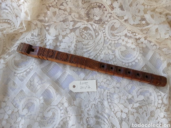 Instrumentos musicales: ANTIGUA FLAUTA DE MADERA TALLADA. BASE RECTANGULAR - Foto 4