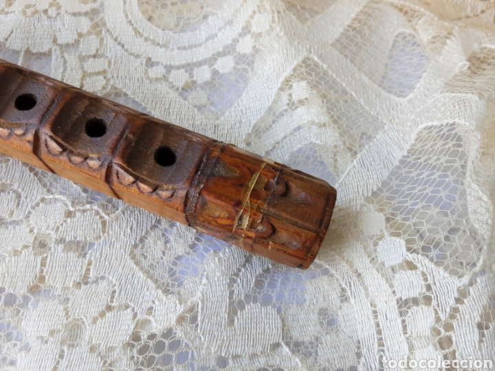 Instrumentos musicales: ANTIGUA FLAUTA DE MADERA TALLADA. BASE RECTANGULAR - Foto 6