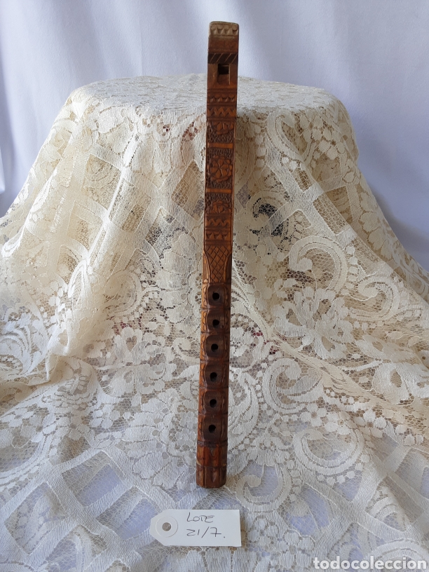 Instrumentos musicales: ANTIGUA FLAUTA DE MADERA TALLADA. BASE RECTANGULAR - Foto 1